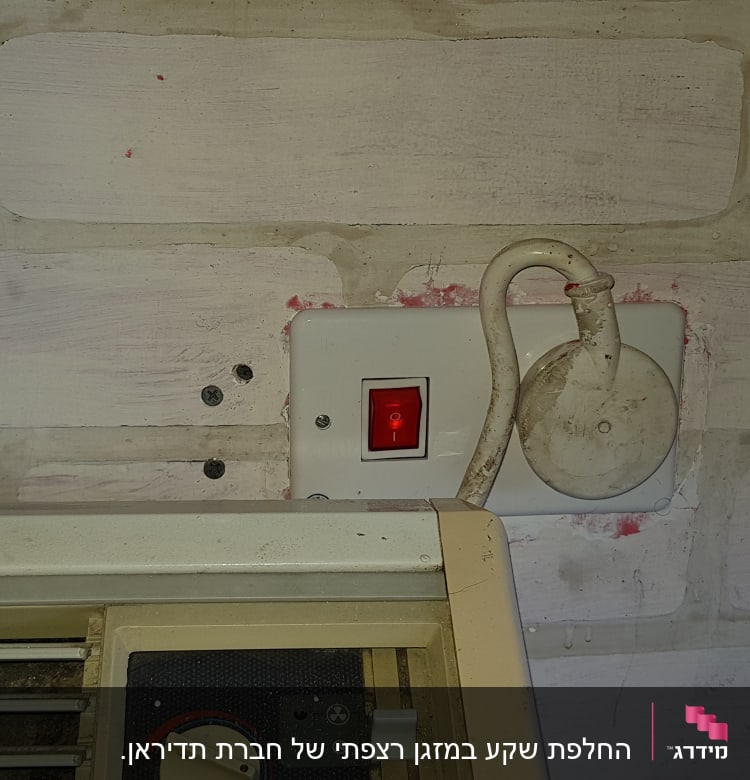 שקע חשמלי עם מתג אדום וכבל מחובר